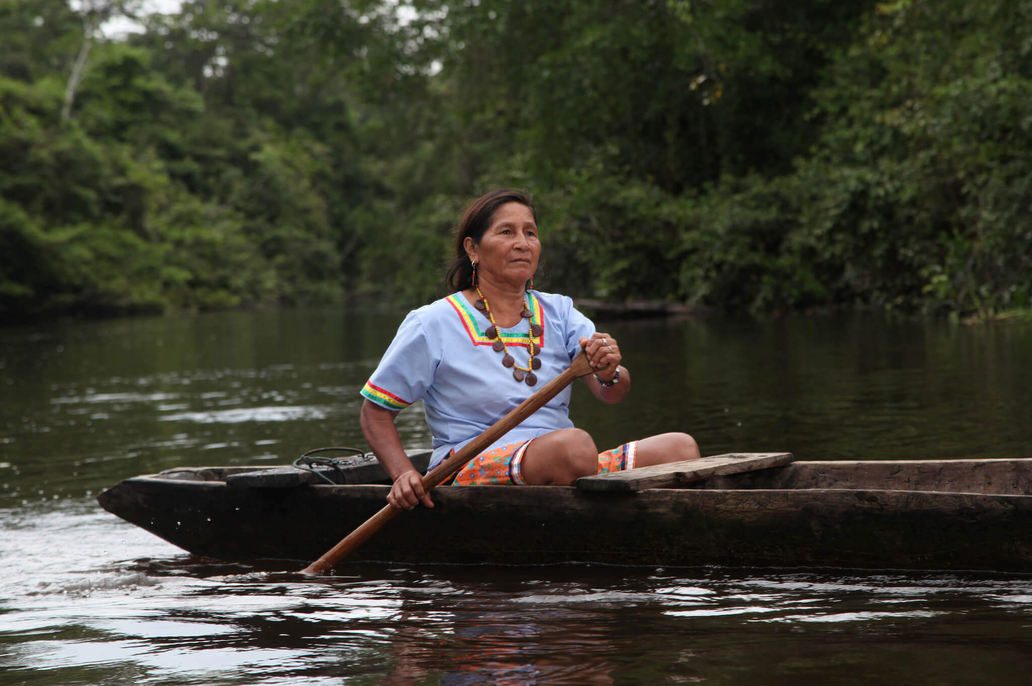 Femme indigène sur le fleuve Amazone