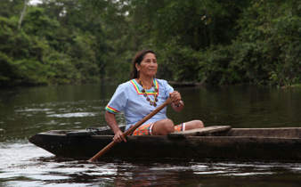 Femme indigène sur le fleuve Amazone