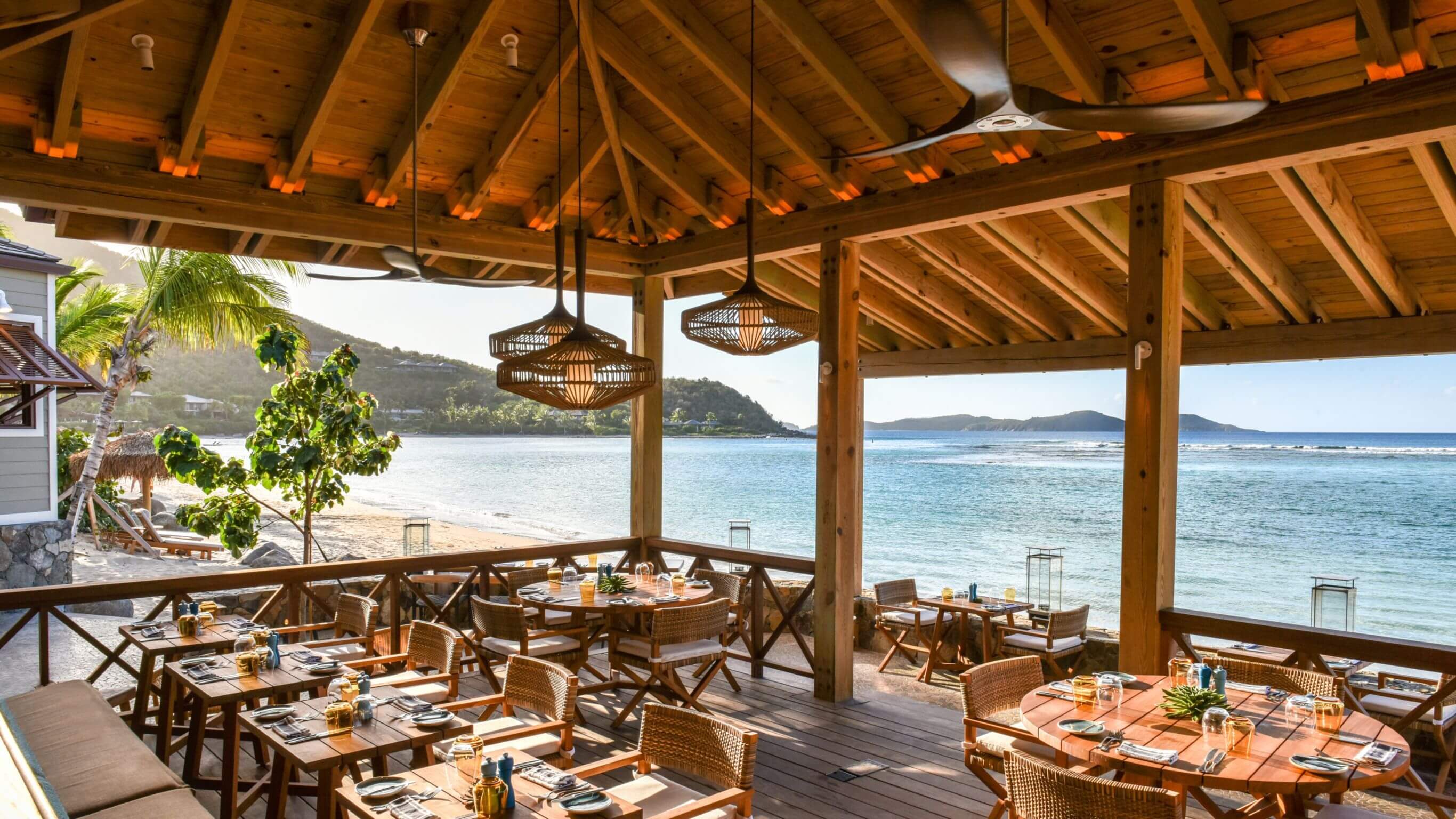 H0hll 127156162 Rosewoodlittledixbay Reefhouse Seafrontdining WIDE LARGE 16 9 (1)